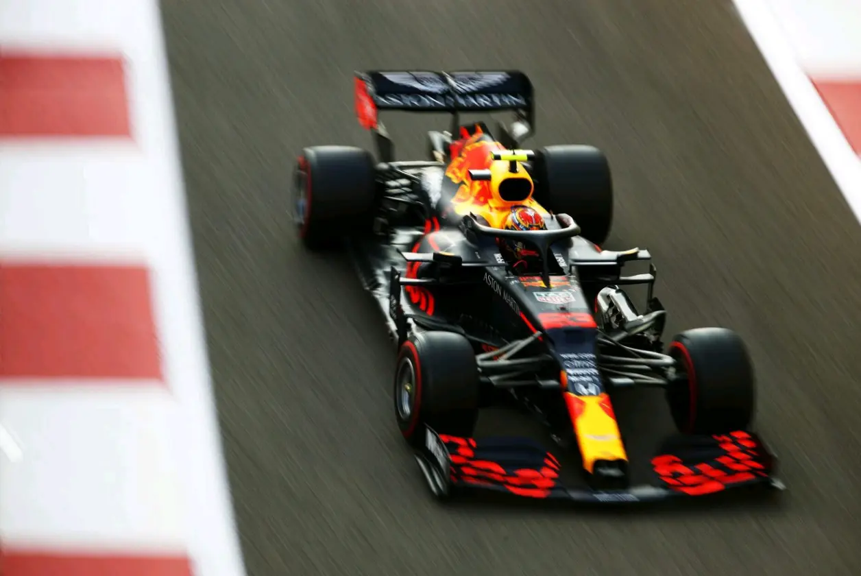 梅赛德斯轻取阿斯顿马丁，佩雷兹惊艳四座的简单介绍