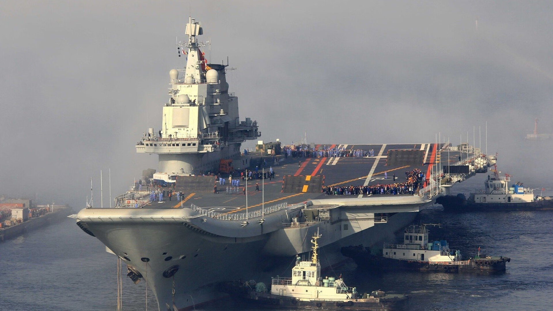 您提供的组合非常有趣—加纳（国家队）与佛罗伦萨（意大利俱乐部）在常规语境下并非直接对手。这赋予了创作极大的想象空间，我们可以将其视为一场具有象征意义的穿越对决，或是一次艺术与力量的对话